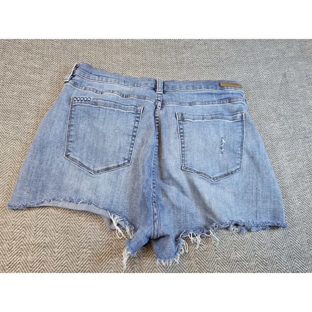 BlankNYC The Essex Classic Cut-Off Distressed Denim Shorts Light Wash 31 82M8144